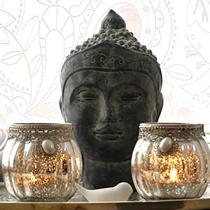 Buddhakopf und Kerzen